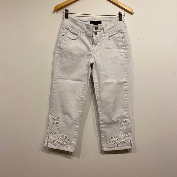 **$5 SALE** Noir White Floral Cutout Capri Pants Size 4 - Picture 1 of 5